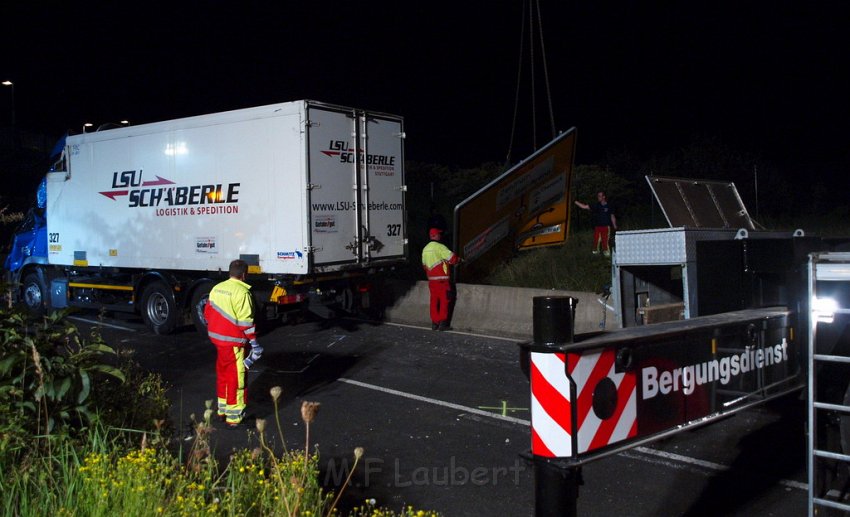 Einsatz BF Koeln PEINGEKLEMMT in Leverkusen P303.JPG